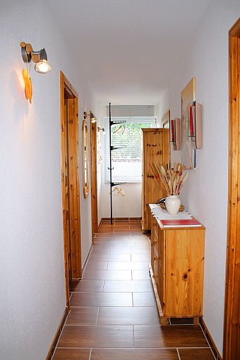 Der Flur der Ferienwohnung: Holz bestimmt die Optik