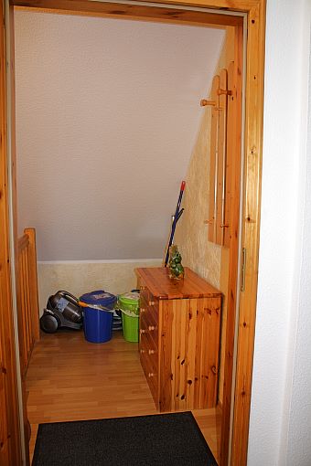 Der Flur der Ferienwohnung: Holz bestimmt die Optik