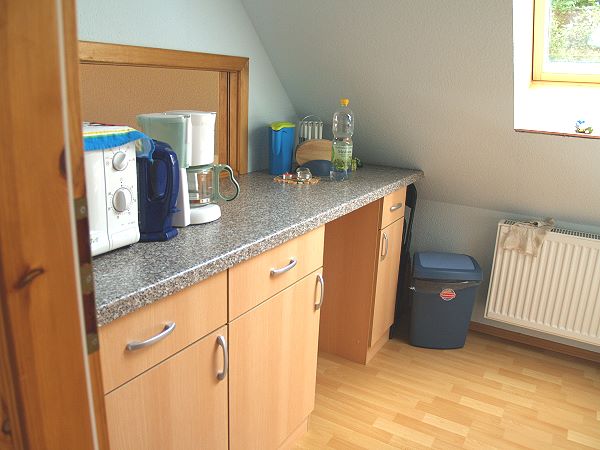 Küche der Ferienwohnung: Mikrowelle, Wasserkocher, Kaffeemaschine, Mülleimer, ...